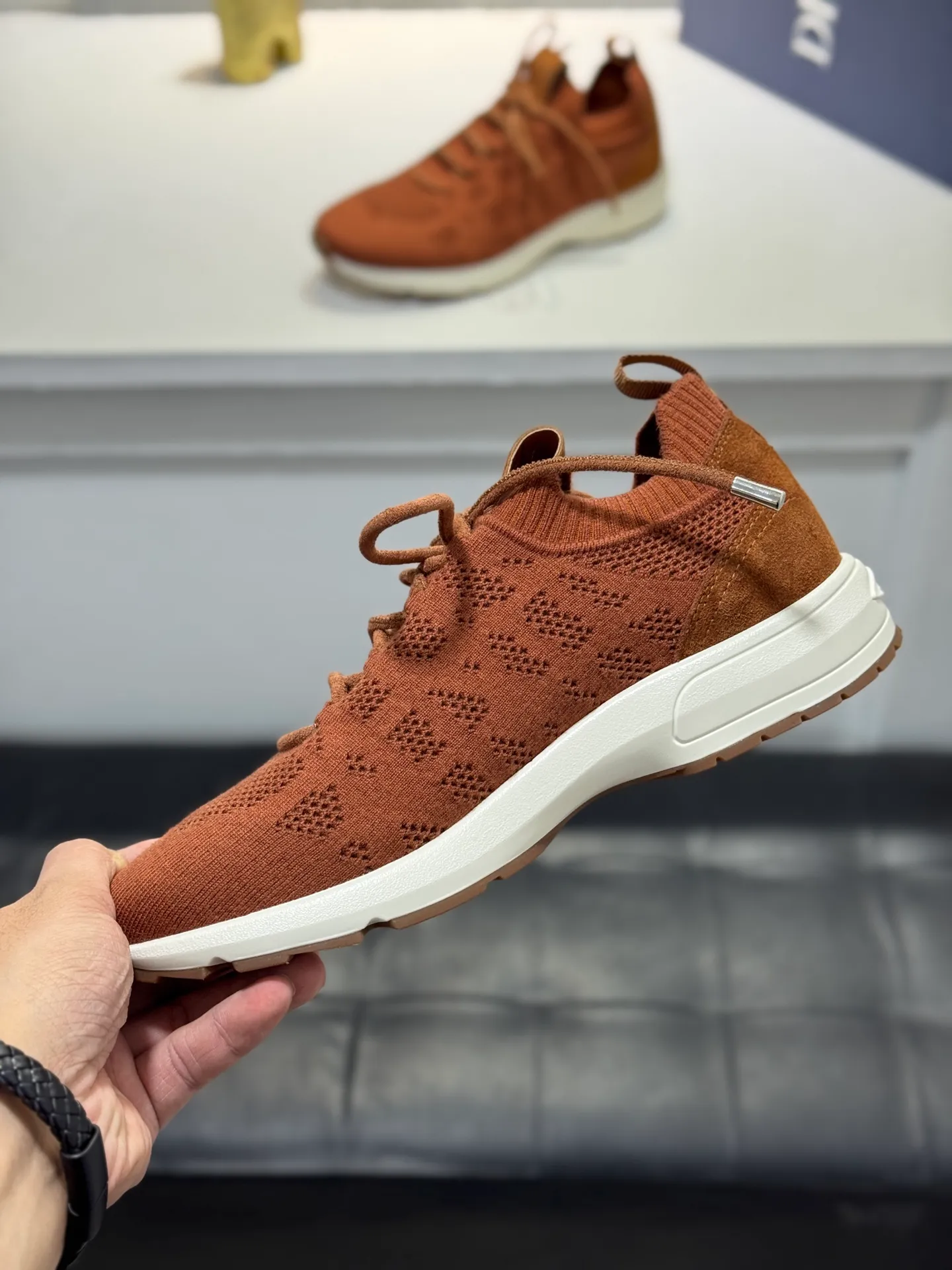 Men's shoes💰400【New style】🎠🎠Dior🔍Top purchasing agent🇮🇹 Di The new super-popular sneakers from the popular sneakers are synchronized with the new counters. The uppers are made of flying woven fabrics, and the logo logo on the tongue is perfectly reproduced with complex craftsmanship that is a must-have for fashionistas. The soles: the original soles are specially provided by the original factory, and the exclusive molded soles are super comfortable. The original factory orders, 🔍🔍multiple colors are available, you can go in and out of the counter at will, welcome to compare, a must-have for fashionable men. Code number: 38-44 (45 customized